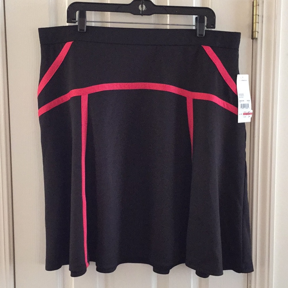 Black skirt with pink piping details